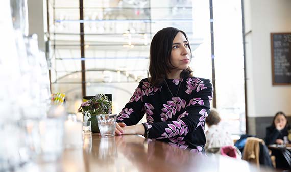 “Zwijgen is geen optie”, videostill en link naar de Arondéus-lezing van Natascha van Wezel op YouTube